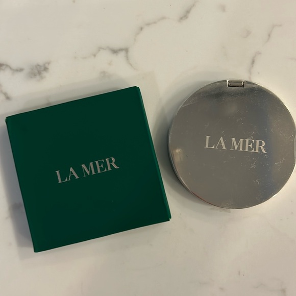 La Mer travel size mirror. Outside still has plastic. Tiny chip around one edge - Picture 3 of 4